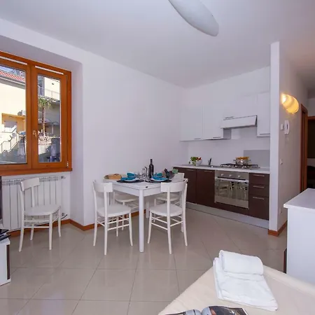 Fiumelatte Sleeps 4 Air Con Wifi * Varenna