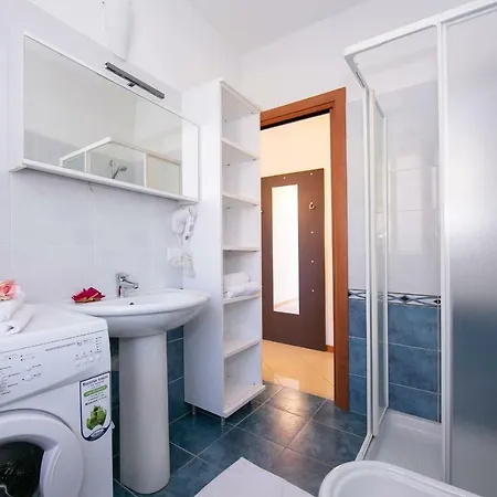 아파트 Fiumelatte Sleeps 4 Air Con Wifi 바레나